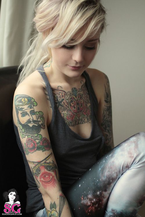 Красивая эротика с татуированными красотками
