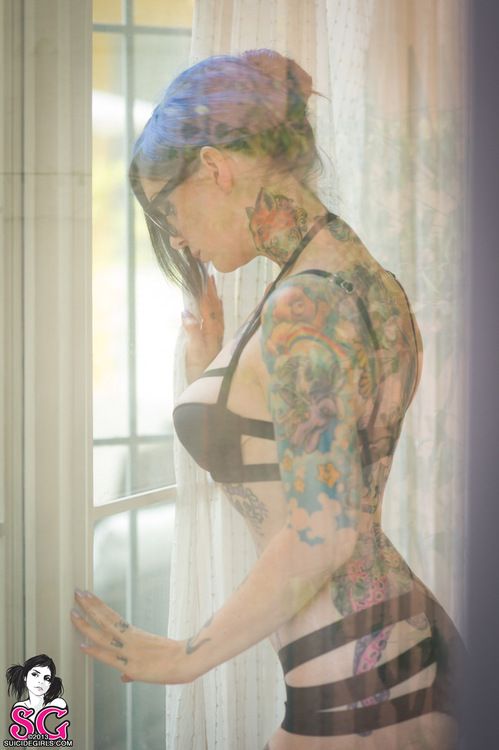 Яркие татуированные красотки показывают свои писечки 