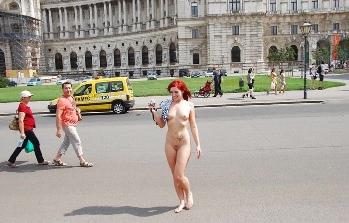 Эротические фото красивых женщин обнажающихся на улице
