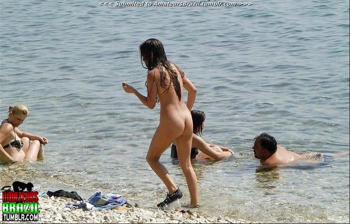 Красивые голые девки на пляже подставляют солнцу свои попки