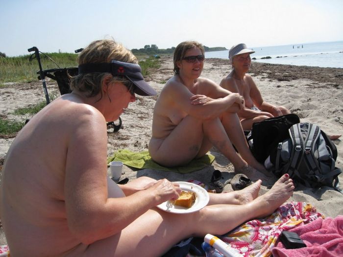 Семейный нудизм фото на диком пляже