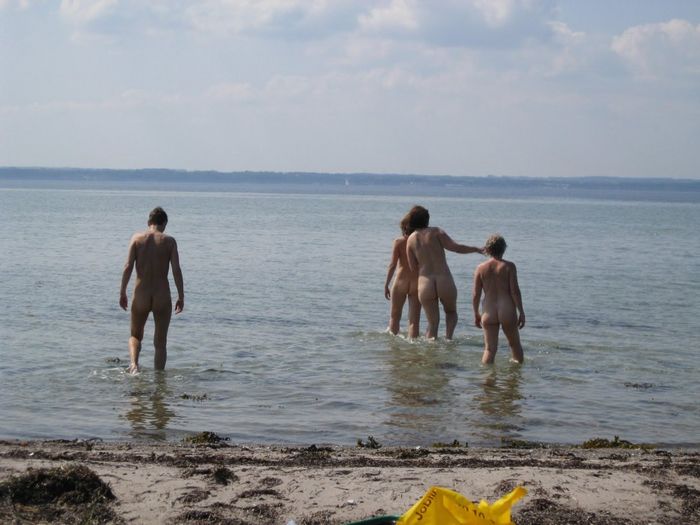 Семейный нудизм фото на диком пляже