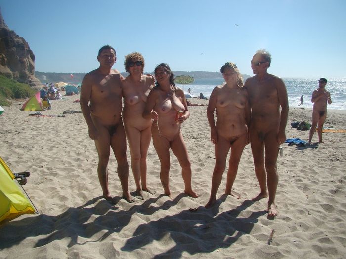 Пляжные фото без запрета с веселыми и голенькими отдыхающими