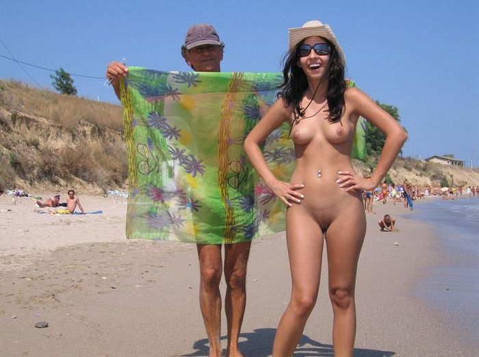 Фото красивых нудисток на пляже понравится всем!