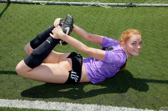 Девушка спортсменка на футбольном поле